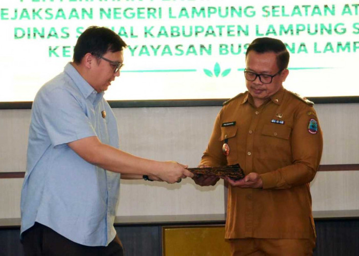 Kajari Lampung Selatan Serahkan Penetapan Perwalian, Delapan Anak Yayasan Bussaina Dapat Kepastian Hukum
