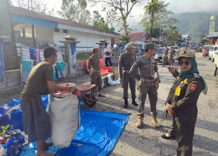 Pulihkan Fungsi Trotoar dan Terminal, Pemkab Lampung Barat Tertibkan PKL di Pasar Liwa