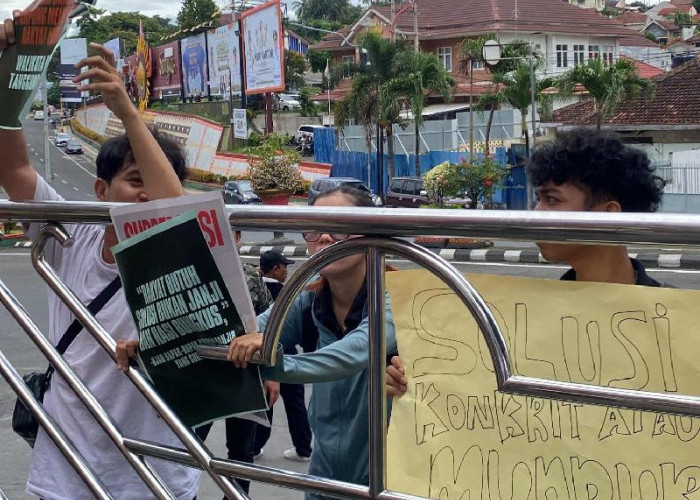 Tiga Warga Gelar Aksi Protes di Kantor Wali Kota, Meminta Penanganan Serius Masalah Banjir