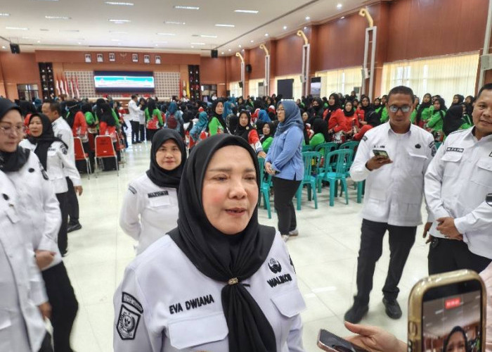 Insentif Kader Dibagikan, Eva Dwiana Dorong Peran Aktif Pantau Kondisi Warga