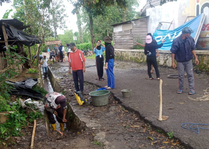 Warga Karangagung dan Mahasiswa KKN Bersihkan Drainase Ruko Pemkab