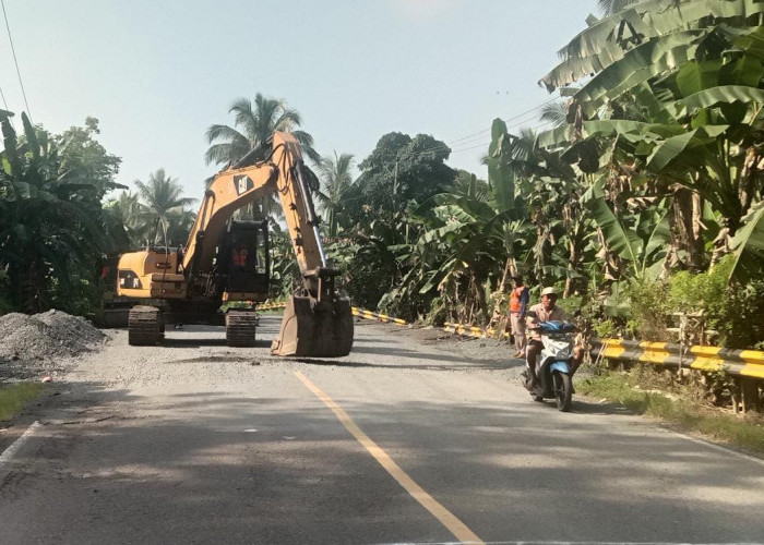 Ruas Jalan Bergelombang di Pelitajaya Mulai Ditangani