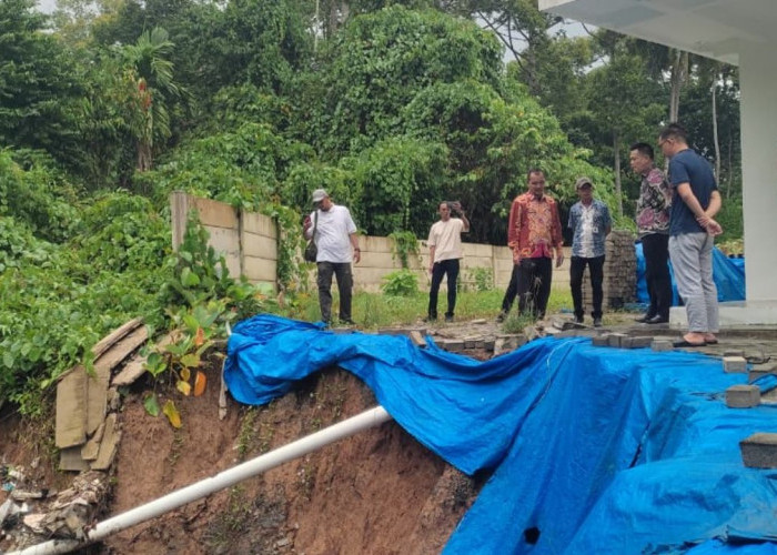 Pagar Gedung PKK Roboh Terseret Longsor, Pj. Sekda Pesisir Barat Tinjau Lokasi