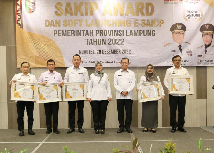 Wagub Nunik Serahkan Penghargaan SAKIP Award ke 5 OPD Terbaik di Lingkungan Pemprov Lampung   