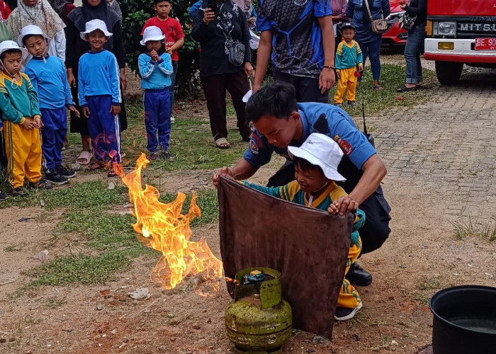 Berkunjung ke UPT Damkar Way Tenong, Siswa TK-PAUD dari Air Hitam Diajarkan Cara Memadamkan Api