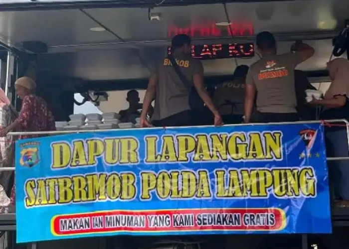 Brimob Polda Lampung Dirikan Dapur Lapangan untuk Warga Terdampak Bencana di Sumbar
