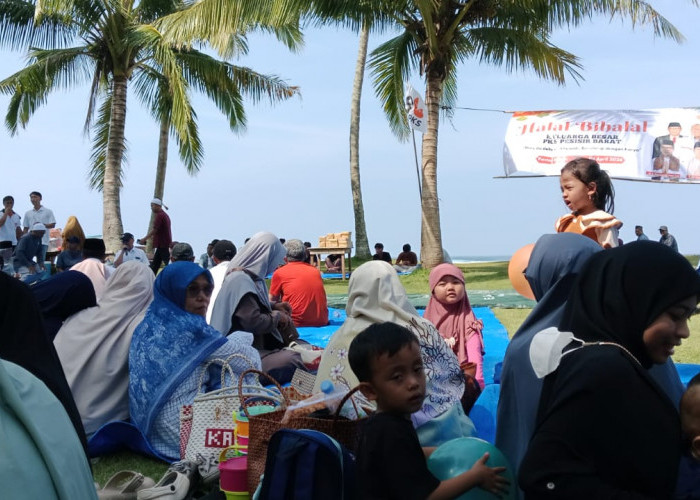DPD PKS Pesbar Gelar Halal Bihalal di Pantai Illahan, Apresiasi Kader Berprestasi