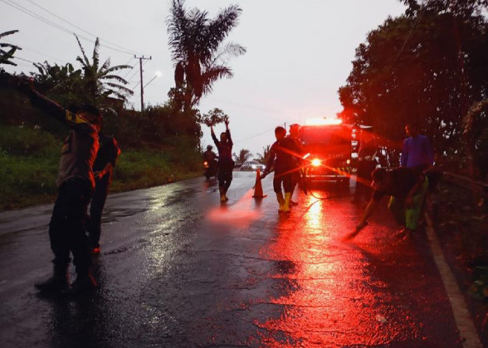 Cegah Laka Lantas, Polisi Bersihkan Tumpahan Solar di Jalan Raden Imba Kesuma Bandar Lampung