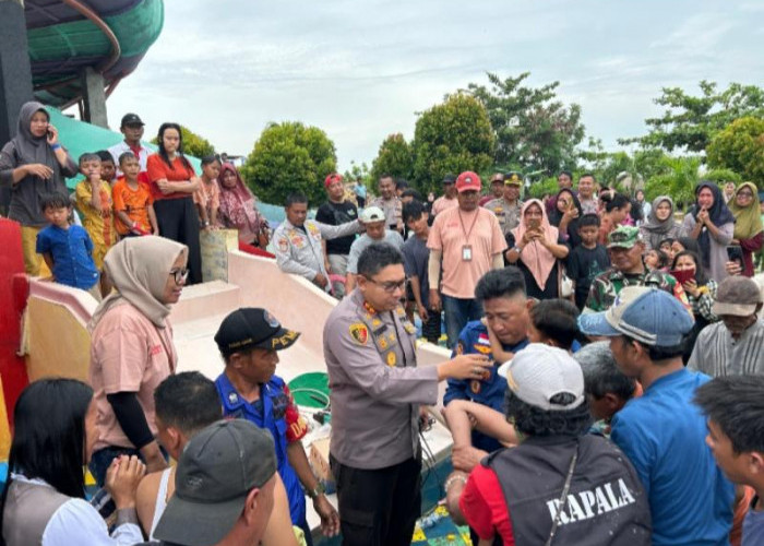 Kapolres Lampung Selatan Evakuasi Anak Terpelosok di Waterboom 