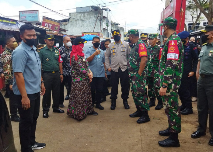 Presiden Jokowi Bakal Kunjungi Pasar Pasir Gintung, Puluhan Tentara Mulai Berjaga