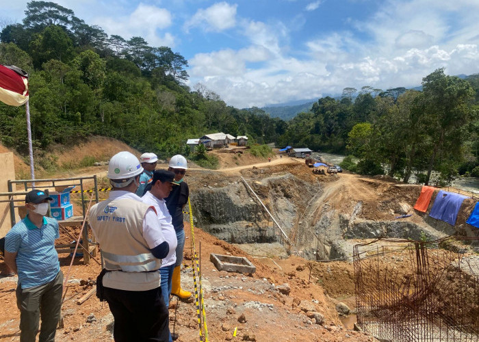 Tinjau Pembangunan PLTMH Sumber Jaya, Nukman Minta Masyarakat Jaga Kelestarian Hutan 