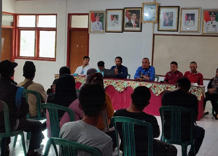 Petugas Bagikan KKS dan Buku Tabungan KPM PKH di Tiga Kecamatan   