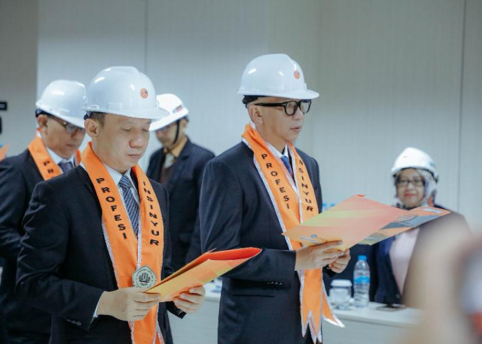 Lampung Bangga, Gubernur dan Sekda Jadi Wisudawan Terbaik Program Insinyur