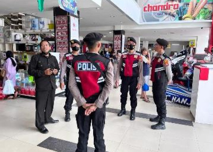 Puluhan Anggota Polres Pringsewu Patroli di Pusat Perbelanjaan