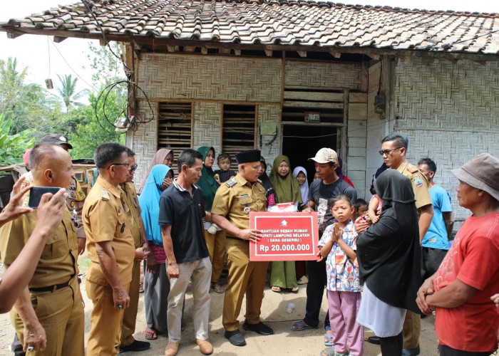 Rumahnya Roboh Diterpa Angin Kencang, Warga Desa Bulok Dapat Bantuan dari Bupati Nanang Ermanto