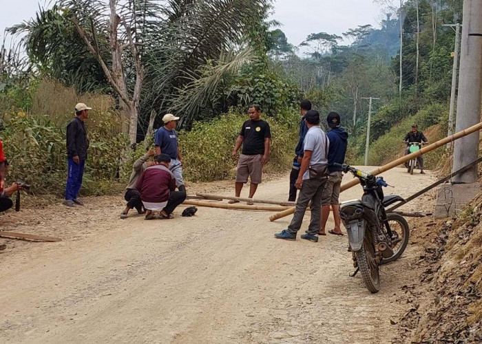 Merasa Dirugikan, Warga Tutup Akses Masuk PLTMH Way Besai 