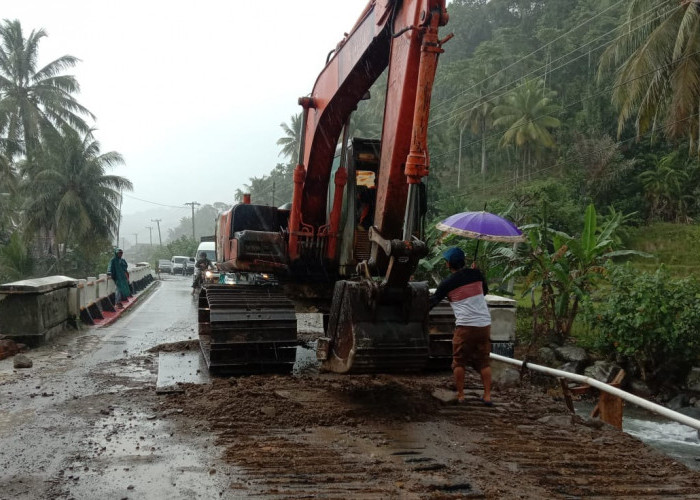 Satker PJN Pasang Plat Baja di Lokasi Jalan Amblas