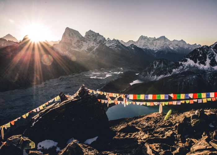 Ada Apa di Puncak Tertinggi di Bumi: Misteri dan Fakta Mount Everest