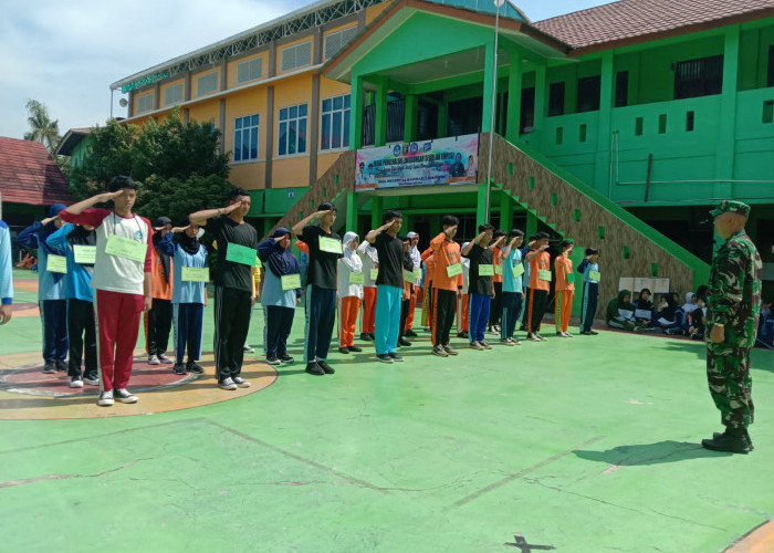 Cetak Kedisiplinan Generasi Muda, Babinsa Koramil 410-02/TBS Latih PBB Pelajar SMAN 14 Bandar Lampung