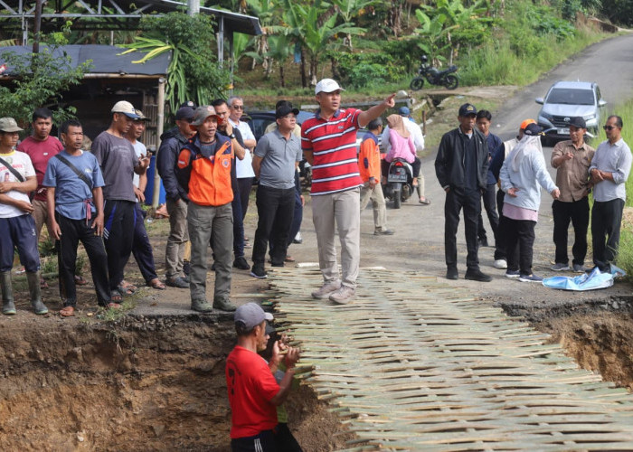Warga Bangun Jembatan Darurat, Parosil Pastikan Jalan Putus Gedung Surian–Air Hitam Segera Ditangani