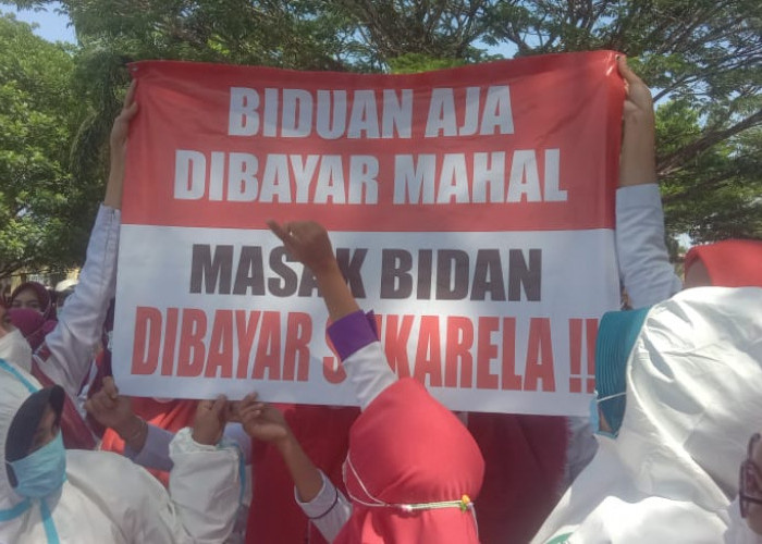 Ratusan Bidan TKS Geruduk Kantor DPRD Lampung Utara