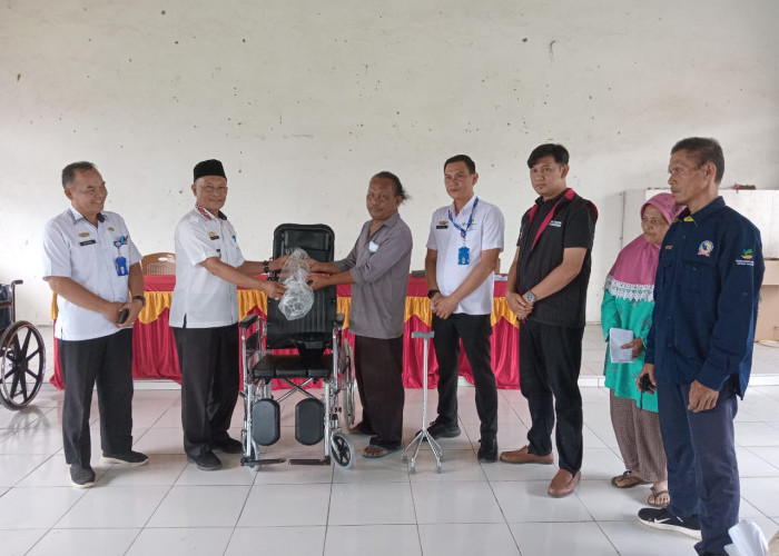 Penyandang Disabilitas Dapat Bantuan Kursi Roda dan Alat Bantu Lainnya dari Kemensos