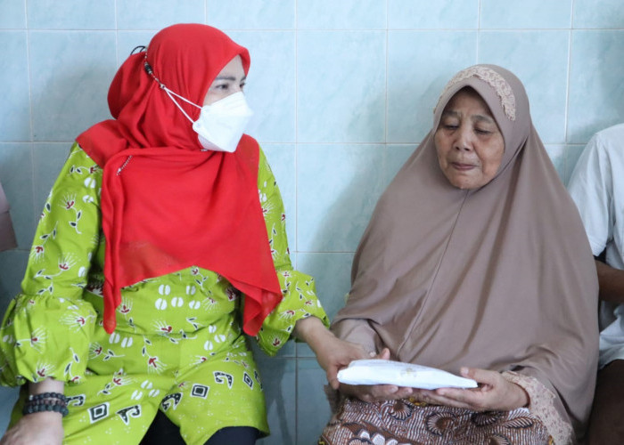 Eva Dwiana Beri Bantuan Kepada Korban Kebakaran di Sukajawa