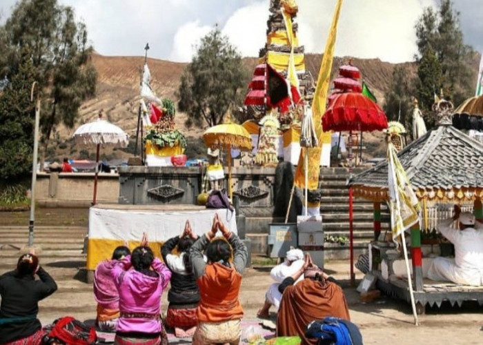 Yadnya Kasada: Ritual Sakral Suku Tengger di Pelataran Gunung Bromo