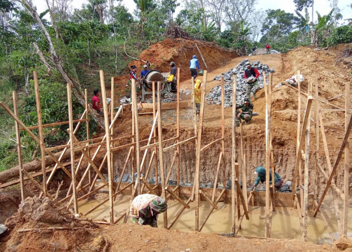 Satgas TMMD Ke-120 Kodim 0422 dan Warga Sri Menanti Kebut Pembuatan Gorong-gorong