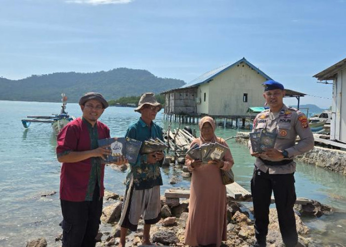 Satpolair Polres Lampung Selatan Salurkan Donasi Al-Qur’an dan Iqro ke Anak-anak TPA Pulau Rimau