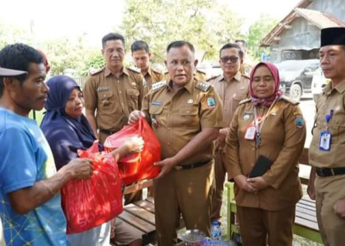 Bupati Nanang Ermanto Serahkan Bantuan Bedah Rumah di Kecamatan Natar