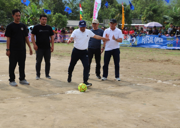 Parosil Buka Turnamen Futsal Season 8 Karang Taruna Karangagung