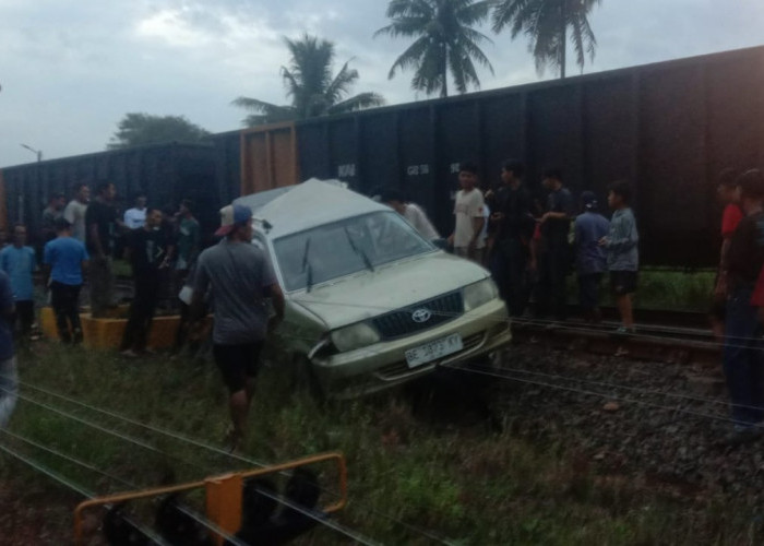 Mogok di Perlintasan Kereta, Kijang Kapsul Tertabrak hingga Terseret 300 Meter