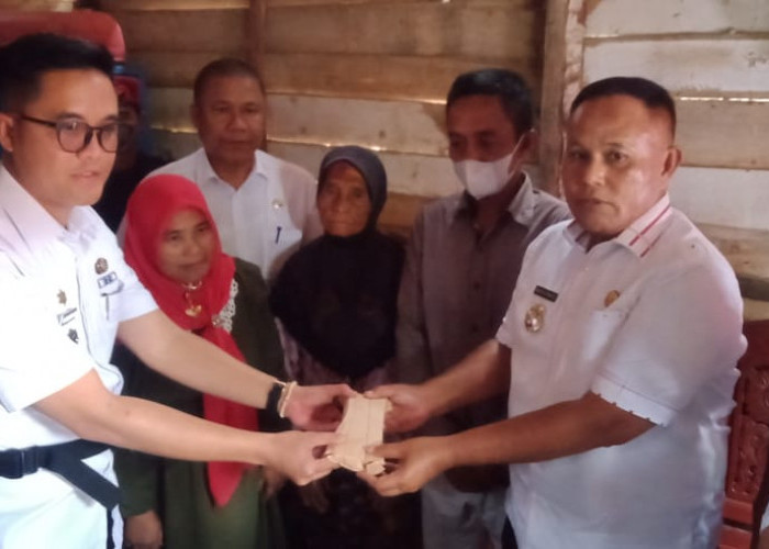Nanang Ermanto Serahkan Bantuan Bedah Rumah di Kecamatan Jatiagung 