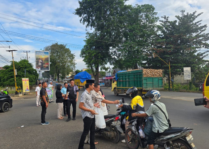 Ramadhan Berbagi, Sat Intelkam Polres Lampung Utara Bagikan Takjil di Jantung Kota