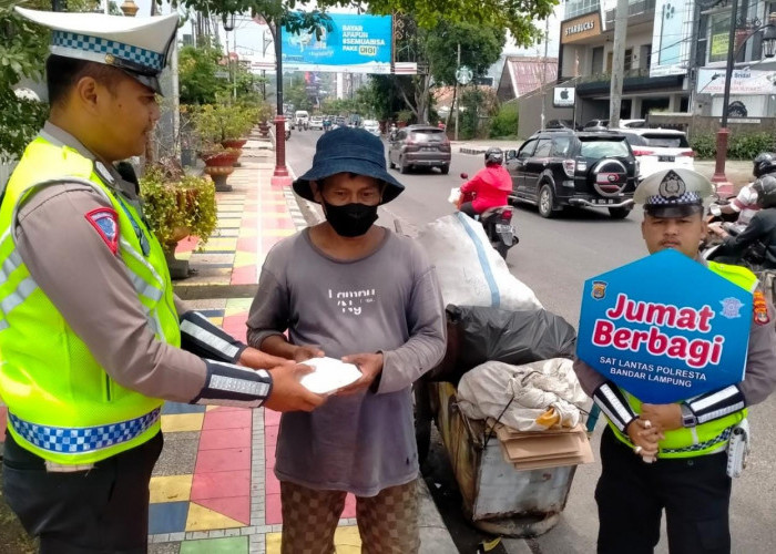 Bentuk Kepedulian Kepada Sesama, Satlantas Polresta Bandar Lampung Bagikan Nasi Kotak