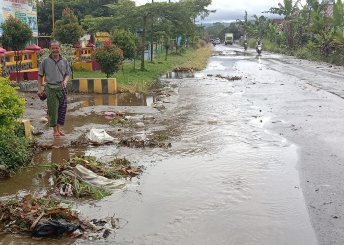 Gorong Gorong Mampet Picu Banjir Jalan Nasional