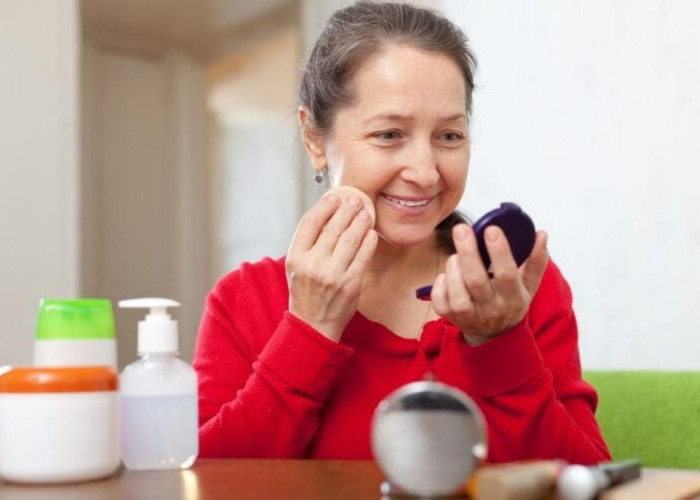 Rahasia Makeup Flawless di Usia 40+, Cushion Andalan untuk Menyamarkan Flek Hitam dan Kerutan