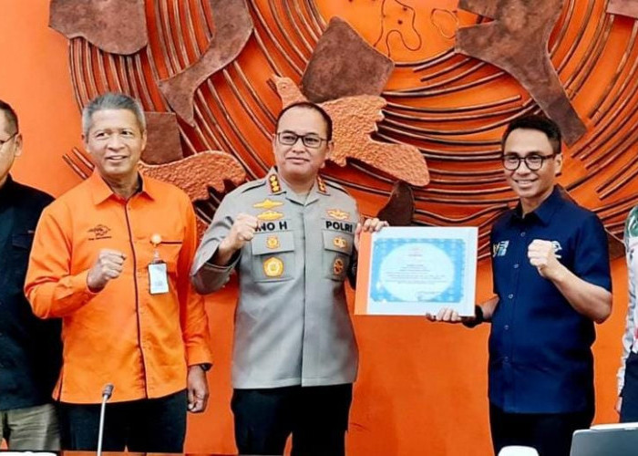 Direktur Utama PT Pos Indonesia Persero Beri Piagam Karya Jasa ke Kapolresta Bandarlampung