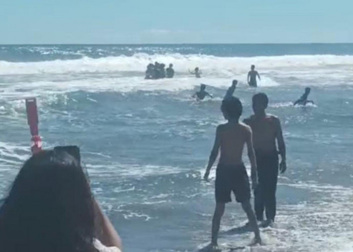 Tiga Remaja Tenggelam di Pantai Mandiri, Satu Masih Hilang