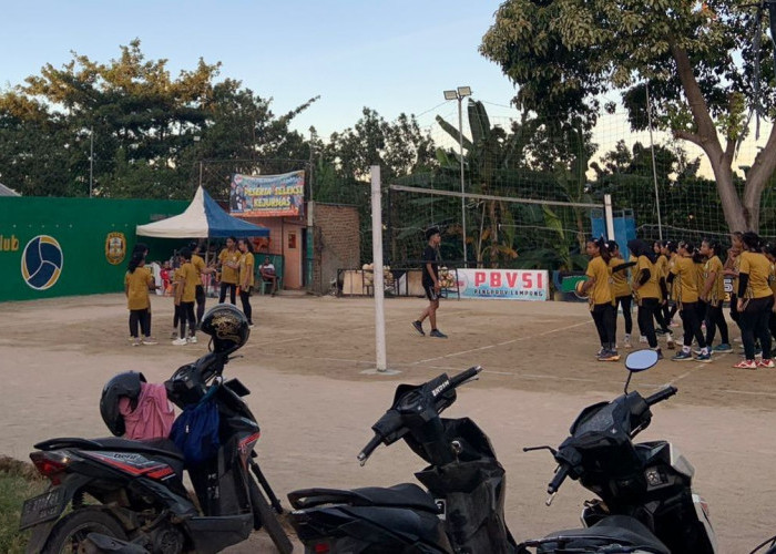 Jelang Seleksi Kejurnas, Tim Voli Lampung Phinisi Gelar Latihan di Lapangan Kalpataru
