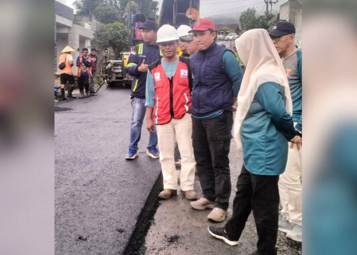 Warga Sambut Gembira Pengaspalan Jalan Pekon Waspada