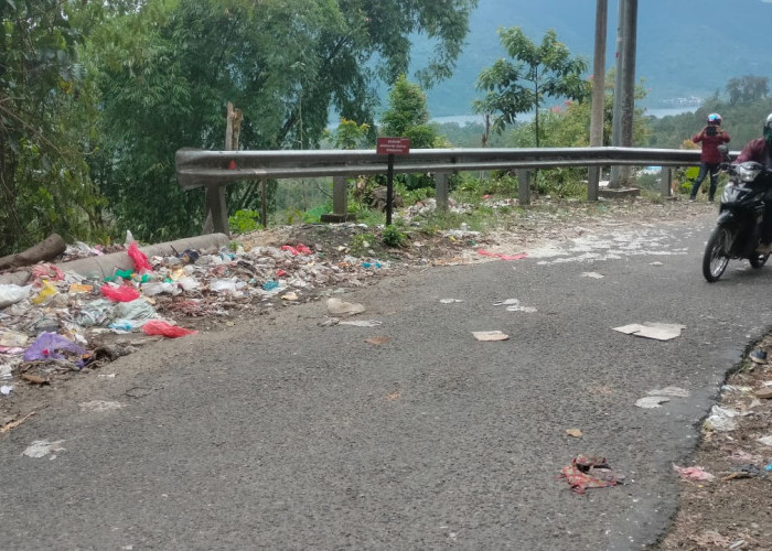 Memprihatinkan! Sampah Berserakan di Jalan Wisata Lumbok Seminung