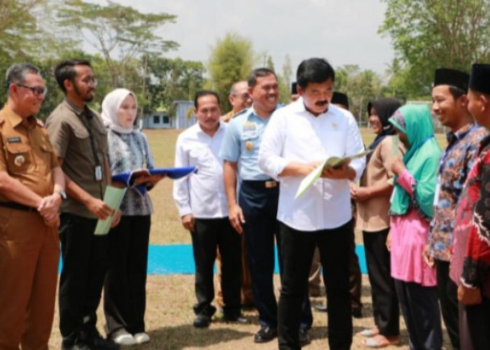 Kunker ke Lampung, Menteri ATR/BPN Hadi Tjahjanto Serahkan Sertifikat Secara Door to Door ke Masyarakat 