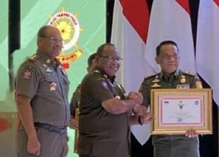 Kasat Pol PP Lampung Terima Penghargaan Atas Penilaian Keberhasilan Penyelenggaraan Trantibum dan Linmas