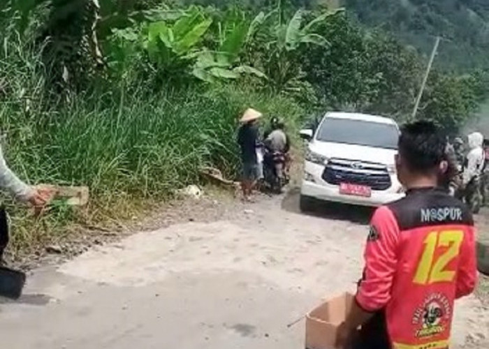 Teriakan ‘Lampung Barat Hebat’ ke Mobil Pejabat di Jalan Sukau-Lumbok Seminung Viral