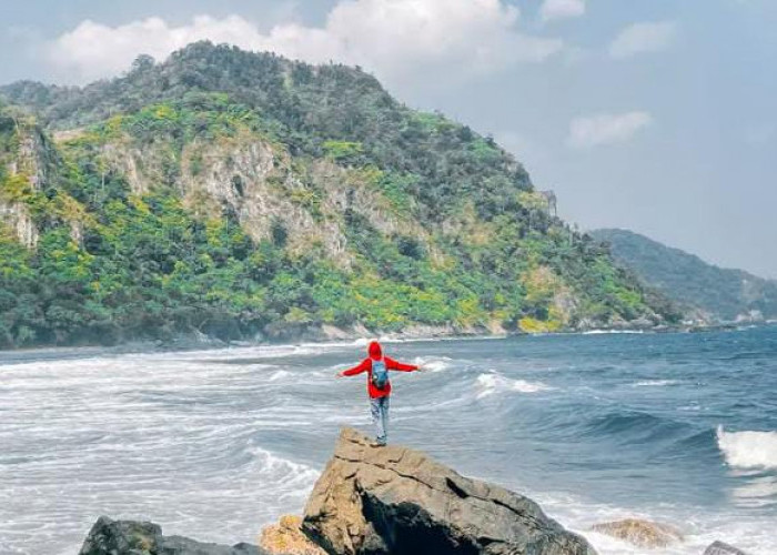 Eksotis dan Sepi, Pantai Pintasan Tawarkan Lanskap Batu Hitam Lampung