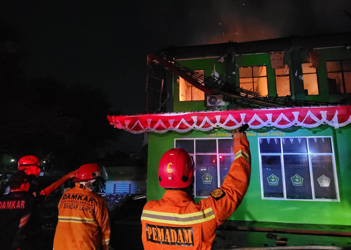 Diduga Akibat Korsleting Listrik, Kantor Kemenag Bandar Lampung Hangus Terbakar