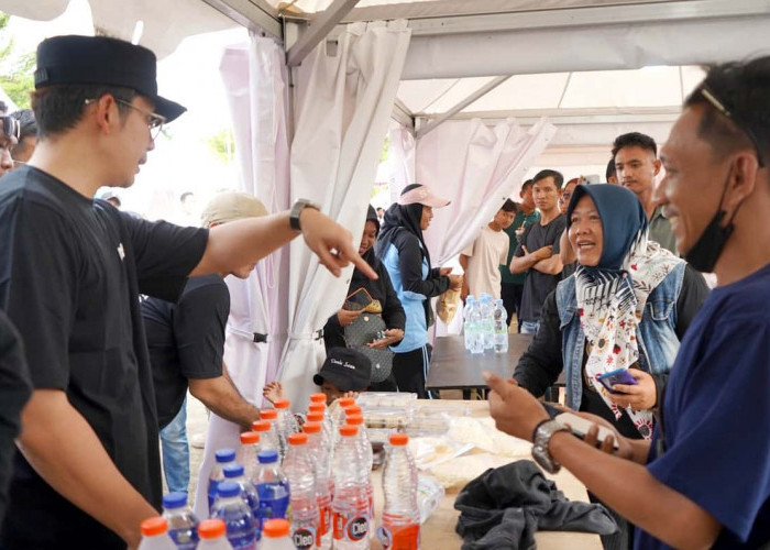 Bupati Egi Borong Jajanan UMKM di Tengah Meriahnya IDS Sumatra 2026