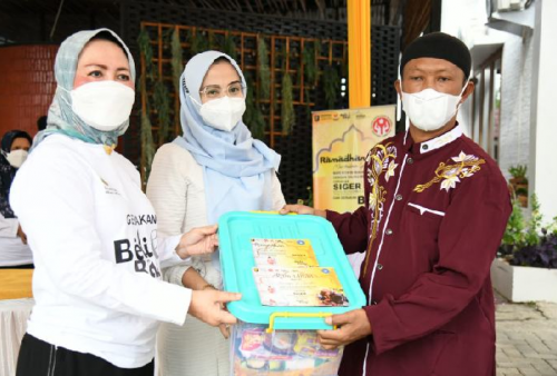 Sekwan DPRD Lampung Bagikan Takjil Berbuka Puasa